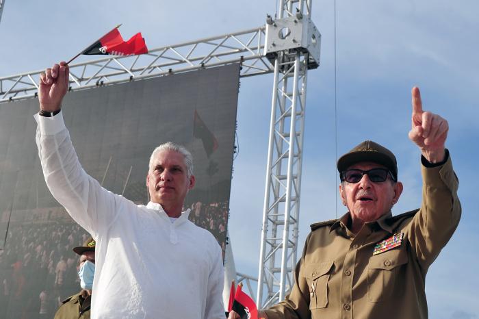 «Los protagonistas vivos salen de los libros para explicarles a los estudiantes las razones que los llevaron a sacriﬁcar sus jóvenes vidas en el altar de la Patria, sin más certeza que la fe en sus ideales», aseveró Díaz-Canel. Foto: Estudios Revolución