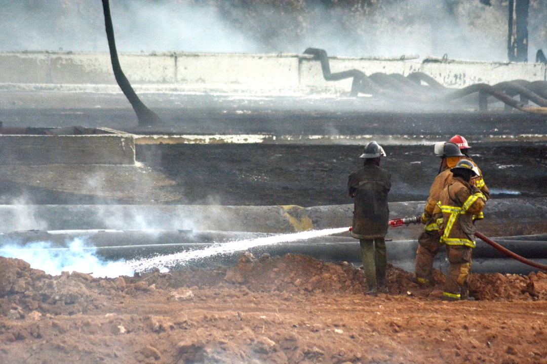 Controlado el incendio en la Base de Supertanqueros