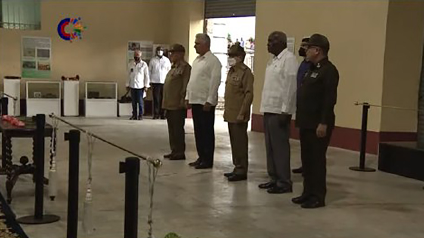 Raúl y Díaz-Canel rinden guardia de honor a los caídos en el incendio