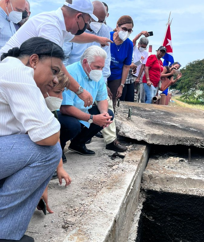 Díaz-Canel recorre zonas afectadas por incendio en Matanzas