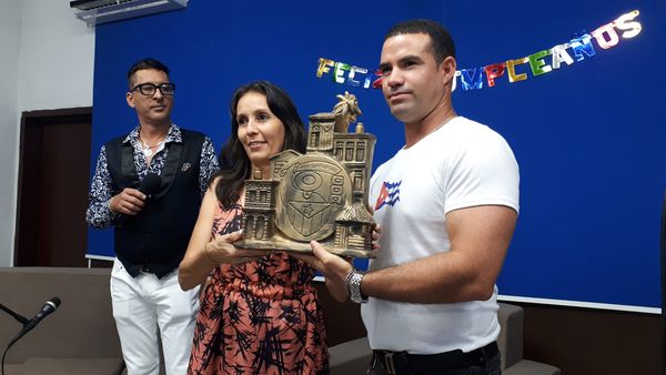 Agasajan a Radio Victoria con Premio del Barrio