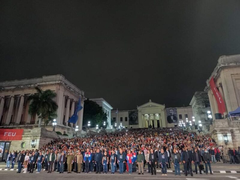 Encabezan Raúl y Díaz-Canel Marcha de las Antorchas