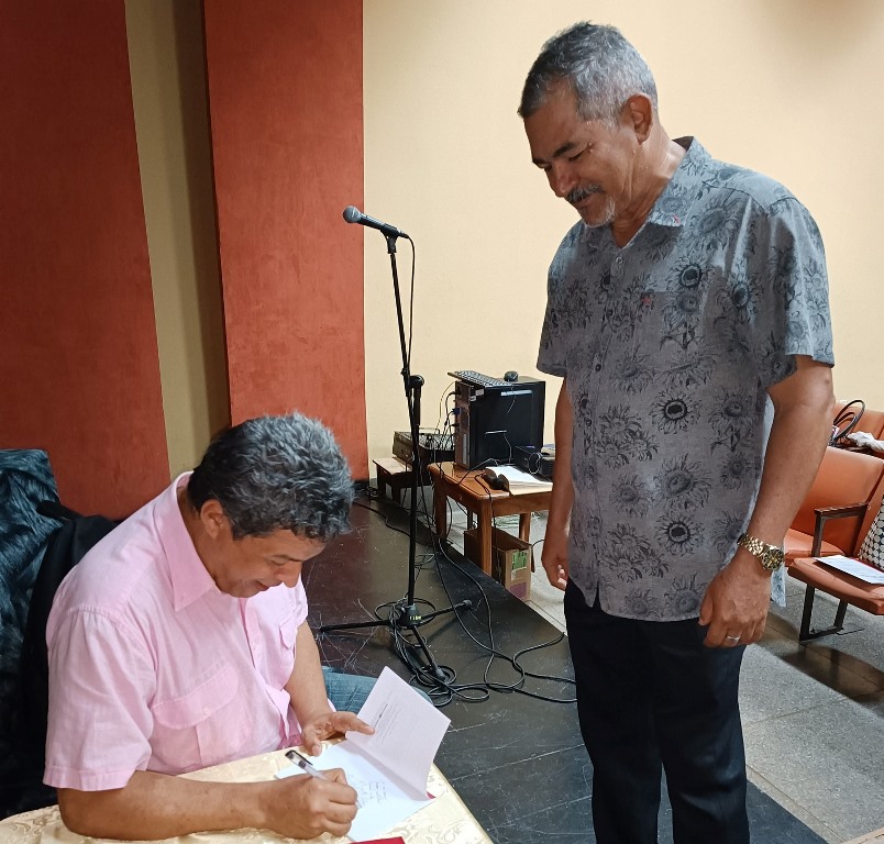 Presentan en Santiago de Cuba libro de poesía de Reynaldo Cedeño