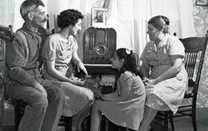 Escuchando las radionovelas una de las imagenes más comunes en los hogares de la década de los años 30 y 40