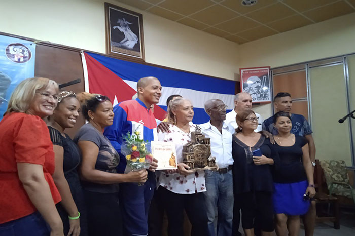 Entregan Premio del Barrio a Emisora Radio Mambí