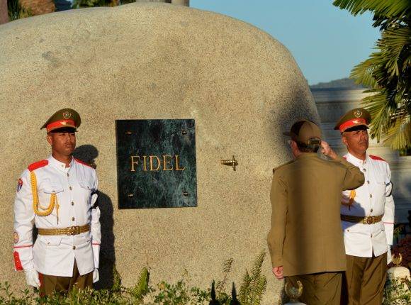 Fidel, siempre avizor, también en Santa Ifigenia