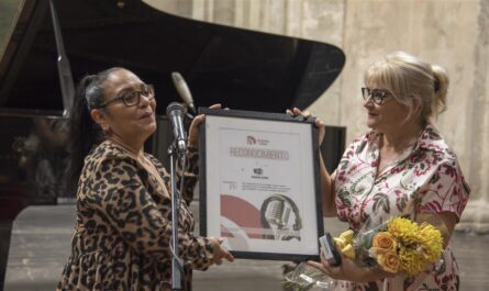 Yuzaima Cardona, Directora General de la Radio Cubana: "Felices 25 para #HabanaRadio, voz del patrimonio #cubano, y para su especial colectivo"