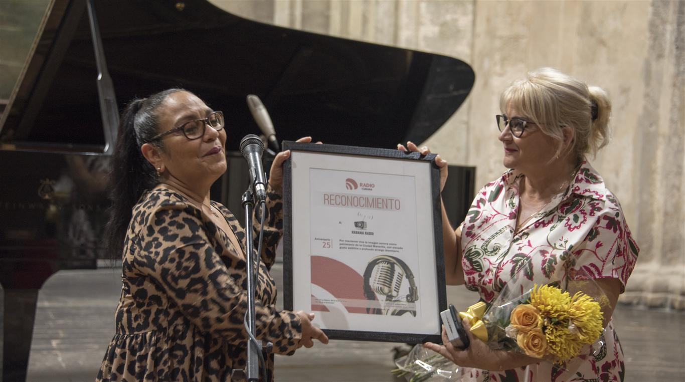 Yuzaima Cardona, Directora General de la Radio Cubana: "Felices 25 para #HabanaRadio, voz del patrimonio #cubano, y para su especial colectivo"