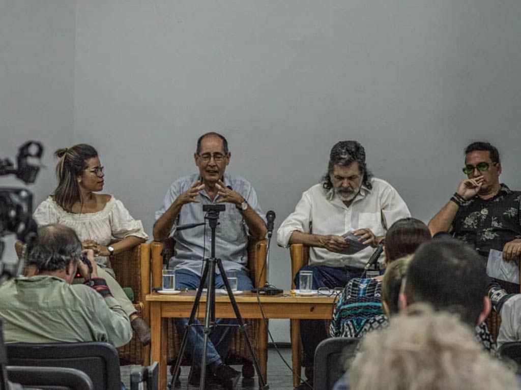 A las puertas en Cuba Premio Literario Casa de las Américas