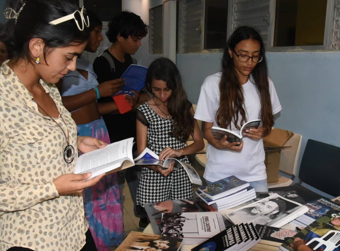 Libros de Prensa Latina llegan a Facultad cubana de Comunicación