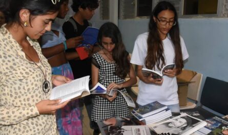 Libros de Prensa Latina llegan a Facultad cubana de Comunicación