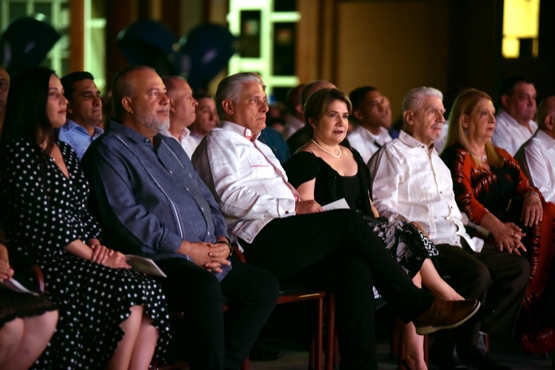 Asiste Miguel Díaz-Canel a gala cultural por el 26 de julio