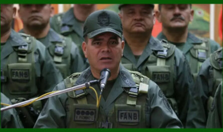 (Imagen de portada: El ministro de Defensa, Vladimir Padrino López, destacó que están haciendo frente de manera contundente al intento de golpe de Estado. Foto: Tomada de Telesur).