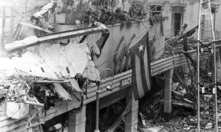 El dato certero y real puede destruir cualquier mentira. Desde junio de 1998, Cuba mantiene intercambios con las autoridades estadounidenses sobre los terroristas radicados en esa nación, de origen cubano, organizadores, financistas y ejecutores de planes violentos en la Isla o en el propio territorio norteamericano, protegidos por la impunidad judicial. Así lo han confirmado autoridades del Ministerio del Interior e investigadores relacionados con el tema, quienes han expuesto en numerosas ocasiones, como sucedió en una reciente emisión del programa televisivo Mesa Redonda, los esfuerzos de la Mayor de las Antillas para compartir información, sobre ese flagelo, con el vecino del norte. Parte del pasado y estrategia del presente En los primeros encuentros hasta 2010, explicaron, se mostraron evidencias de los ataques a instalaciones turísticas cubanas durante la última década del siglo XX. Sin embargo, no fue hasta noviembre de 2015 que se amplió este vínculo entre ambos países, con el establecimiento de un mecanismo de diálogo bilateral sobre la aplicación y el cumplimiento de la ley, que propició seis nuevas rondas de conversaciones, se amplió. Poco más de medio año después, en julio de 2016, las autoridades de la Isla aportaron datos identificativos sobre 51 terroristas cubanos asentados en EE. UU.; y un mes después entregaron evidencias físicas y testimoniales sobre cuatro ciudadanos más, con iguales condiciones de residencia y procedencia, detenidos en abril de 2014 con la misión de asaltar una unidad militar, una prisión, y tomar el aeropuerto de Villa Clara. El segundo jefe del Órgano Especializado de la Dirección de Investigación Criminal del Ministerio del Interior, coronel Víctor Álvarez Valle, recordó el lanzamiento de artefactos explosivos en La Habana, entre abril y julio de 2017, organizados en tierra estadounidense por los cubanos Jorge Luis Fernández Figueras e Iván Leiva Basulto. Acciones orientadas desde el exterior, como el apedreamiento e incendio de ómnibus públicos, la contaminación de fuentes de agua potable, la agresión a autoridades y contra sedes diplomáticas, opinó, demuestran «que estos terroristas actúan con total impunidad». Las autoridades insulares informaron y solicitaron cooperación sobre el secuestro de aeronaves en octubre de 2022 y marzo de 2023, actos de piratería aérea tipificados como delitos en convenios internacionales ratificados por ambos países, sentenció el coronel. La Habana acogió, en abril de 2023, un encuentro técnico con representantes del Buró de Investigaciones Federales (FBI), en el cual la parte local responsabilizó a los invitados por su inacción ante los terroristas operativos en su territorio, añadió. También resaltó la negativa a participar en una videoconferencia sobre los atentados contra la sede diplomática de la Mayor de las Antillas en Estados Unidos, del 30 de abril de 2020 y el 24 de septiembre de 2023, así como la absolución de los cargos presentados contra el autor del ataque, Alexander Alazo Baró. El investigador doctor en Ciencias José Luis Méndez Méndez destacó el doble rasero presente en la inclusión de Cuba en la lista de supuestos patrocinadores del terrorismo, mientras toleran toda la actividad denunciada e insisten en introducirla en la Isla. Asimismo, aludió a la liberación, por el presidente estadounidense Joe Biden, de Eduardo Arocena, quien dirigió el asesinato del diplomático cubano Félix García. «No veo diferencias, hay continuidad histórica, los hechos han sido prácticamente los mismos», subrayó. Esos actos pretenden afectar la economía nacional, amedrentar a los viajeros, a los inversores extranjeros, desgastarnos y proporcionar la imagen de una nación inestable, consideró. Otra arista del tema es el empleo de las redes sociales con fines terroristas, a partir de lo cual destaca su capacidad de articulación, el potencial de difusión del discurso de esas organizaciones y la impunidad para publicar.
