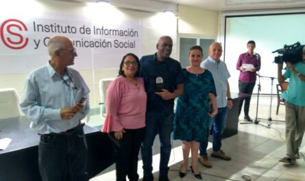 En una emotiva ceremonia celebrada en la Sala Che Guevara del Instituto de Información y Comunicación Social (ICS), fueron condecorados radialistas con más de 20 años de trabajo y resultados destacados.