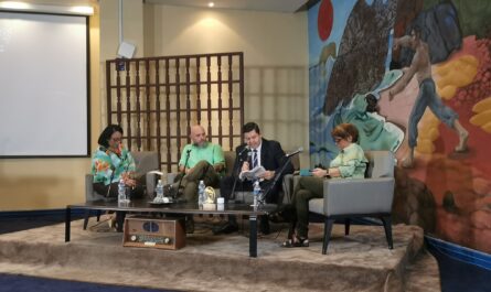 Debaten sobre ventajas y retos del pódcast
