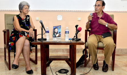 Norma Galvez, directora de la editorial enVivo, y Tubal Páez, presidente de Honor de la Upec. Foto: Gonzo González.