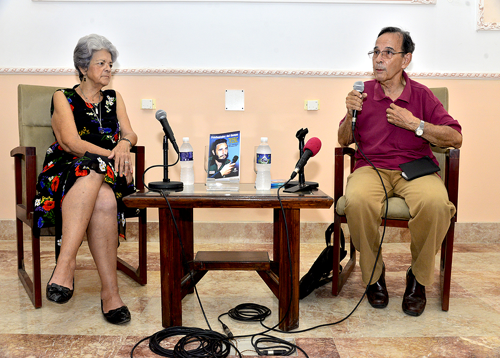 Norma Galvez, directora de la editorial enVivo, y Tubal Páez, presidente de Honor de la Upec. Foto: Gonzo González.