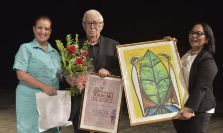 El destacado escritor y guionista radial Pedro Urbezo Pérez, de la emisora Radio Progreso, con una trayectoria que avala más de 60 años en el medio, recibe de manos de Yusaima Cardona Villena, directora General de la Radio cubana, el Premio Nacional de la Radio 2024, en la Sala Covarrubias del Teatro Nacional, en La Habana, Cuba, el 22 de agosto de 2024.