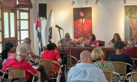 Debate la presidencia de la UNEAC sobre la importancia de la Comunicación para la defensa de la cultura e identidad nacional