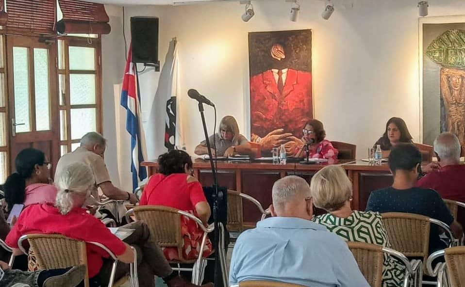 Debate la presidencia de la UNEAC sobre la importancia de la Comunicación para la defensa de la cultura e identidad nacional