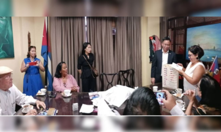 Radio Habana Cuba recibe a delegación de La Voz de Vietnam
