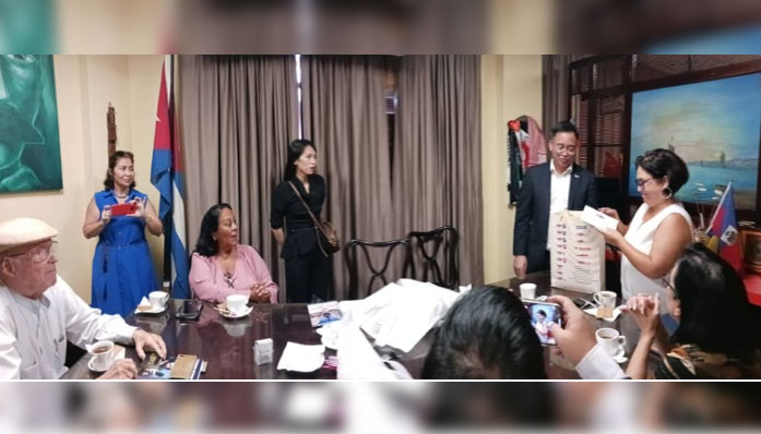 Radio Habana Cuba recibe a delegación de La Voz de Vietnam