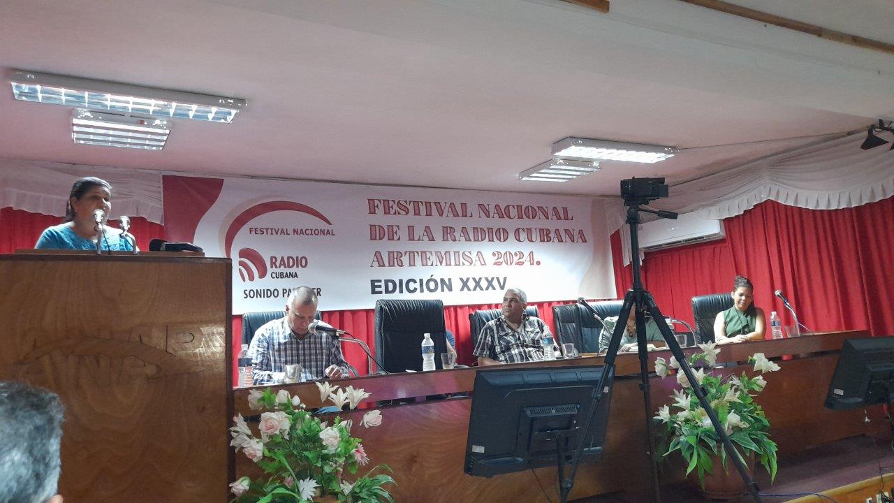 La Primera secretaria del Comité provincial del Partido Comunista de #Cuba en el territorio, Gladys Martínez Verdecia, ponderó el papel de las emisoras y sus radialistas para mantener informado el pueblo en el actual contexto.