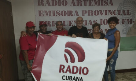 Delante de los cristales, en pelìcula, al revés, en Radio Ariguanabo. Foto: Del autor.