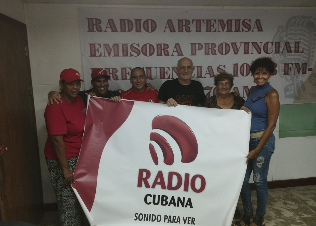 Delante de los cristales, en pelìcula, al revés, en Radio Ariguanabo. Foto: Del autor.