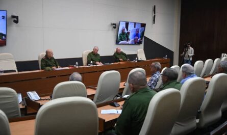 Atento presidente de Cuba a trayectoria de huracán Rafael