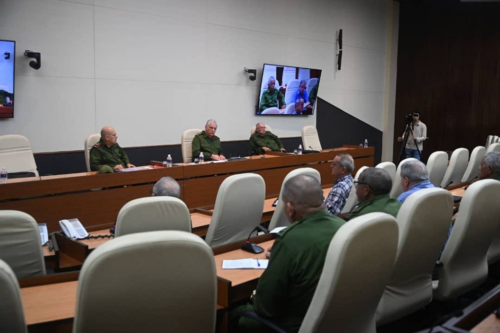 Atento presidente de Cuba a trayectoria de huracán Rafael