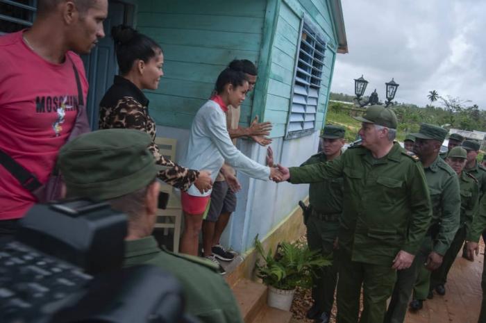 Díaz-Canel recorre Maisí, territorio fuertemente afectado por huracán Oscar