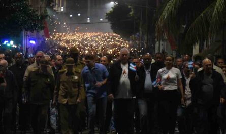 Lideran Raúl Castro y Díaz–Canel tributo a Héroe Nacional de Cuba