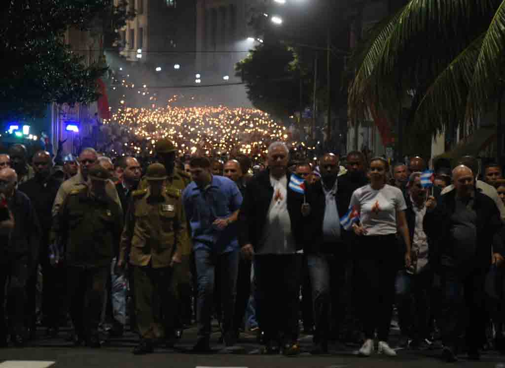 Lideran Raúl Castro y Díaz–Canel tributo a Héroe Nacional de Cuba