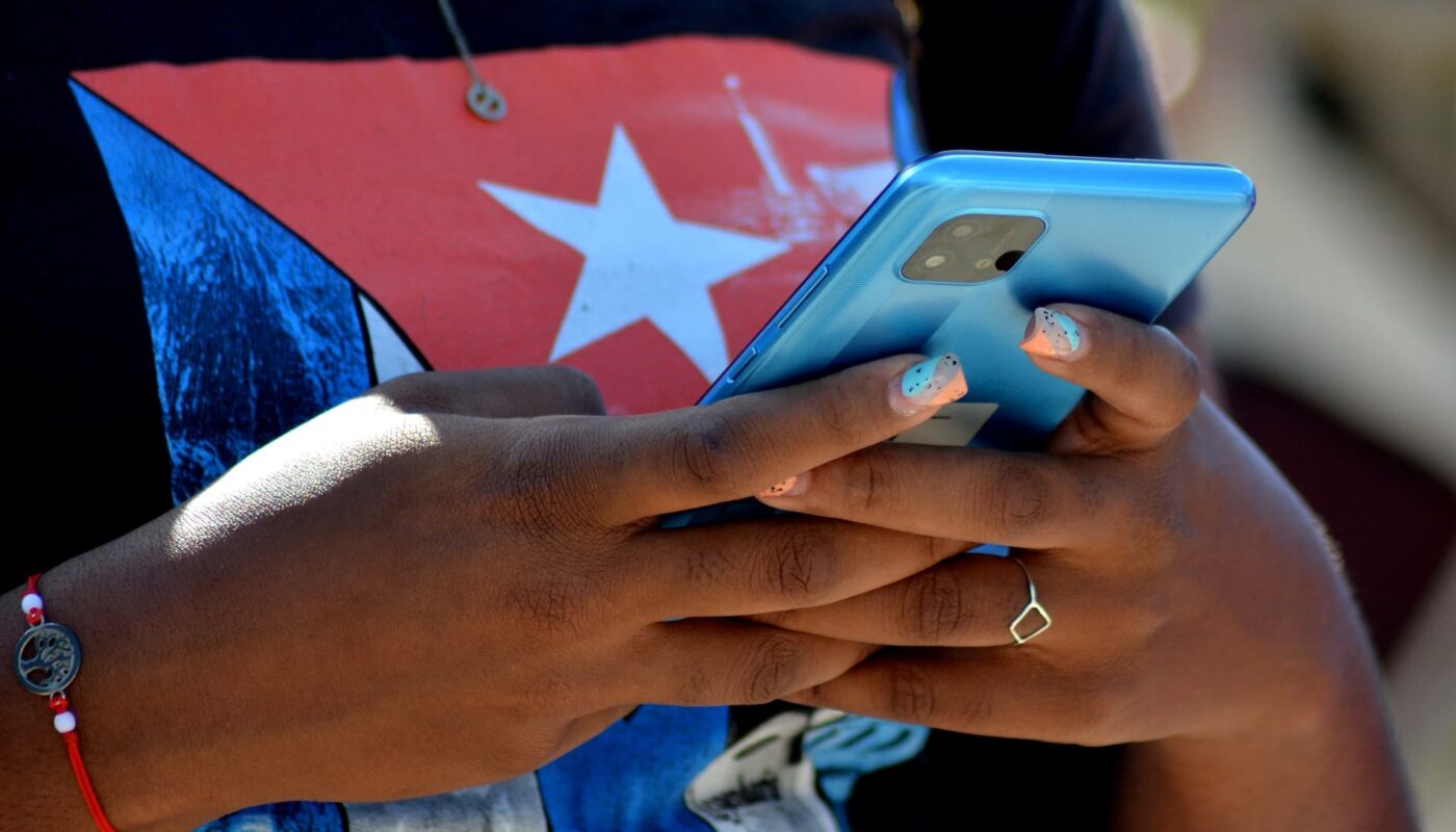 Acceden a telefonía móvil en Cuba casi ocho millones de usuarios