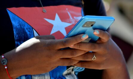 Acceden a telefonía móvil en Cuba casi ocho millones de usuarios