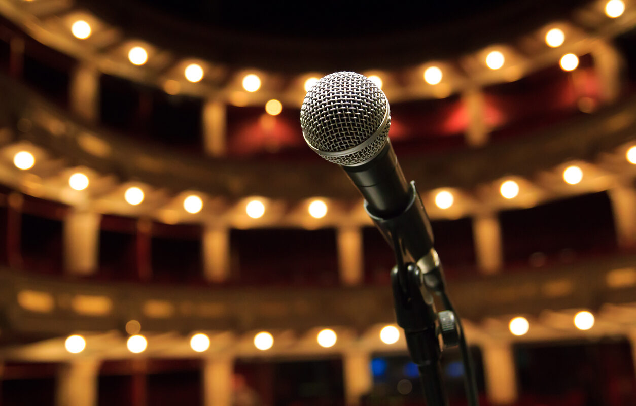 El teatro y la radio en un nuevo libro
