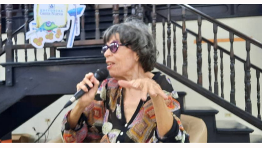 Doris Era, radialista entre micrófonos y libros