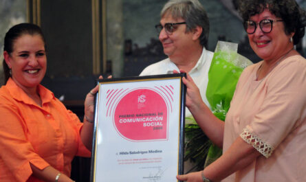 Recibe Hilda Saladrigas Premio Nacional de Comunicación Social