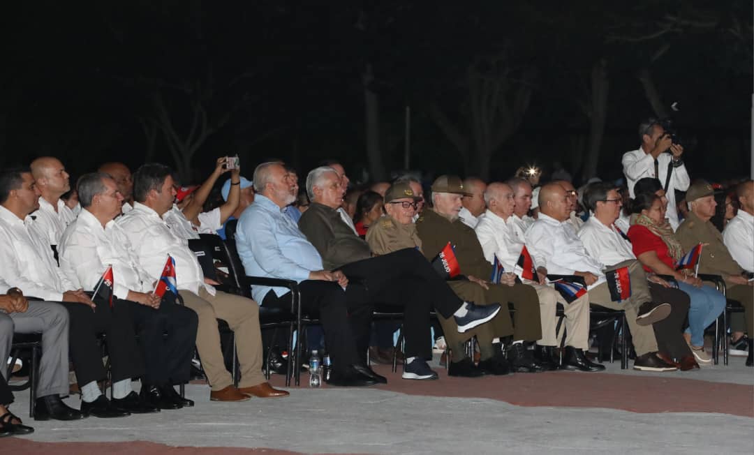Raúl, Díaz-Canel y toda Cuba en 26