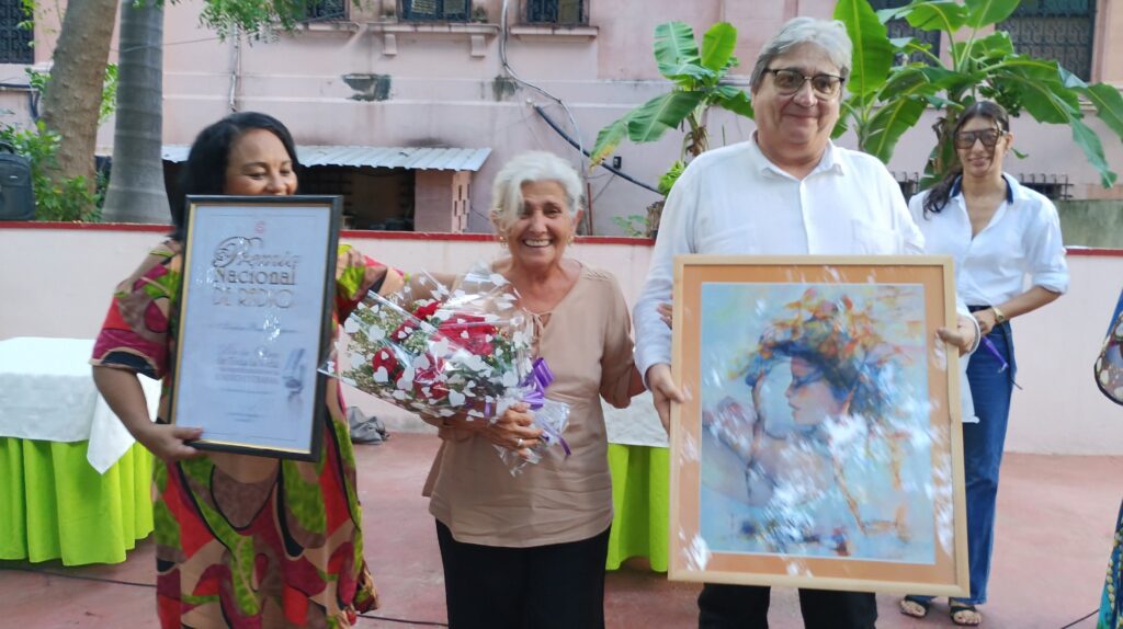 Entregan el #PremioNacionalDeRadio2025 a la Locutora Argelia Pera Trapero quien también recibe la Medalla Dorada por el Centenario de la Radio Cubana. 