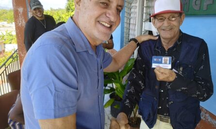 En Radio Fomento, Ronquillo entregó el carné de la UPEC a Julio Reinaldo Rodríguez, su director. Foto: Del autor.