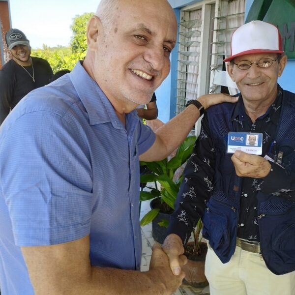 En Radio Fomento, Ronquillo entregó el carné de la UPEC a Julio Reinaldo Rodríguez, su director. Foto: Del autor.