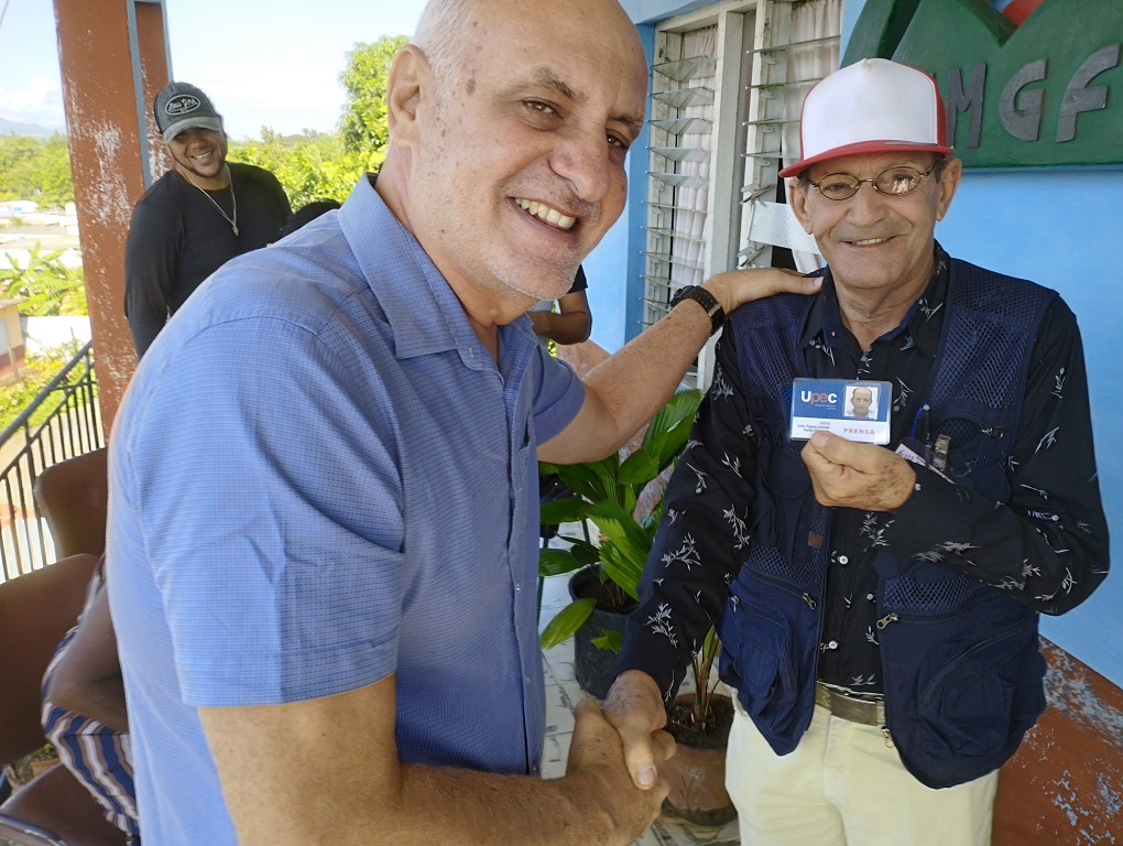 En Radio Fomento, Ronquillo entregó el carné de la UPEC a Julio Reinaldo Rodríguez, su director. Foto: Del autor.