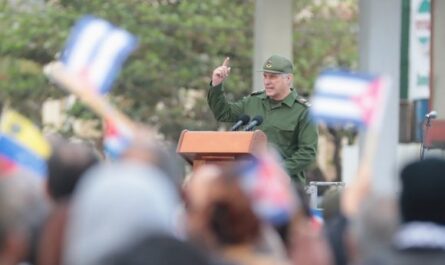 El presidente Miguel Díaz-Canel se dirige al pueblo reunido en la Tribuna. Foto: Abel Padrón Padilla/Cubadebate.