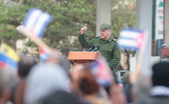 El presidente Miguel Díaz-Canel se dirige al pueblo reunido en la Tribuna. Foto: Abel Padrón Padilla/Cubadebate.