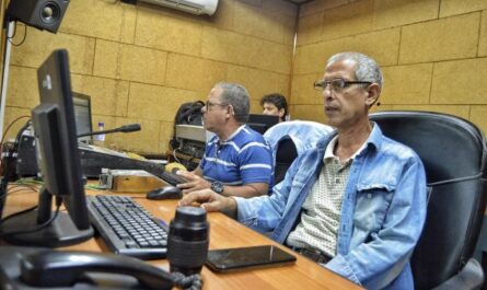 Lejos de ser un medio viejo, la radio pinareña se renueva. Foto: Radio Guamá
