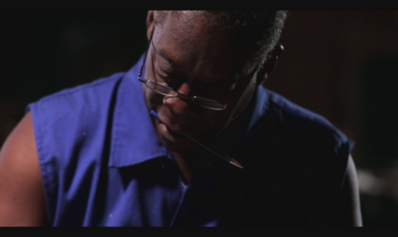 No es un milagro ni una realidad fortuita, y tampoco viene exactamente de donde parece. Allá los que no ven, los que, de tanto querer olvidarle, nos lo recuerdan siempre.