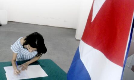 Desde la perspectiva de la materialidad social, la firma desempeña una función simbólica y práctica. Foto: Juvenal Balán